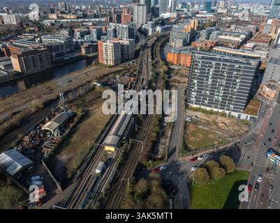 Vue aérienne de Manchester, Royaume-Uni, avec voies ferrées et gratte-ciel Banque D'Images