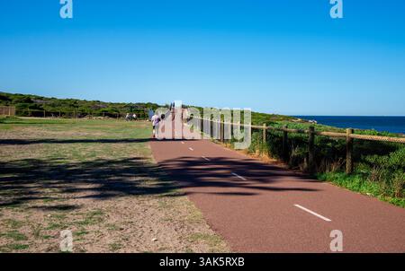 Sentier le long de la côte pittoresque avec des gens se promenant un jour ensoleillé à Burns Beach, Perth, Australie, mars 2020 Banque D'Images