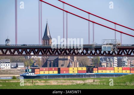 Container Frachtschiff auf dem Rhein BEI Emmerich, fährt Richtung Niederlande, Rheinbrücke, NRW, Deutschland Rheinschifffahrt *** conteneur cargo sur le Rhin près d'Emmerich, en direction des pays-Bas, pont du Rhin, NRW, Allemagne, navigation sur le Rhin Banque D'Images
