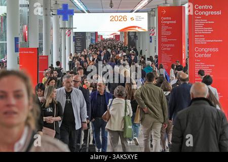 Milan, Italie. 12 avril 2025. Foule de visiteurs au Salone del Mobile 2025, Milan, 12 avril 2025 . (Photo de Gian Mattia D'Alberto/Lapresse) crédit : LaPresse/Alamy Live News Banque D'Images