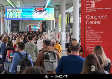 Milan, Italie. 12 avril 2025. Foule de visiteurs au Salone del Mobile 2025, Milan, 12 avril 2025 . (Photo de Gian Mattia D'Alberto/Lapresse) crédit : LaPresse/Alamy Live News Banque D'Images