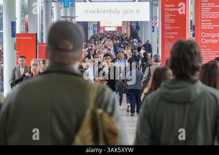 Milan, Italie. 12 avril 2025. Foule de visiteurs au Salone del Mobile 2025, Milan, 12 avril 2025 . (Photo de Gian Mattia D'Alberto/Lapresse) crédit : LaPresse/Alamy Live News Banque D'Images