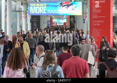 Milan, Italie. 12 avril 2025. Foule de visiteurs au Salone del Mobile 2025, Milan, 12 avril 2025 . (Photo de Gian Mattia D'Alberto/Lapresse) crédit : LaPresse/Alamy Live News Banque D'Images
