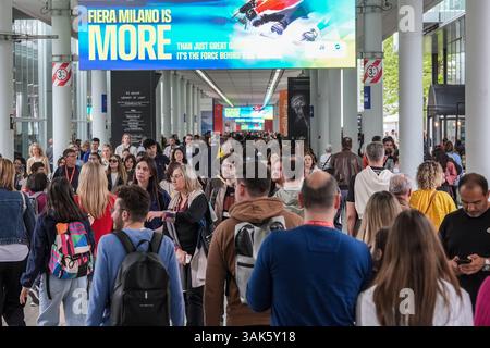 Milan, Italie. 12 avril 2025. Foule de visiteurs au Salone del Mobile 2025, Milan, 12 avril 2025 . (Photo de Gian Mattia D'Alberto/Lapresse) crédit : LaPresse/Alamy Live News Banque D'Images