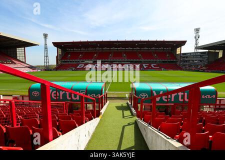 Stade d'Oakwell, Barnsley, Angleterre - 12 avril 2025 vue générale du stade d'Oakwell - avant le match Barnsley v Bolton Wanderers, Sky Bet League One, 2024/25, stade d'Oakwell, Barnsley, Angleterre - 12 avril 2025 crédit : Mathew Marsden/WhiteRosePhotos/Alamy Live News Banque D'Images