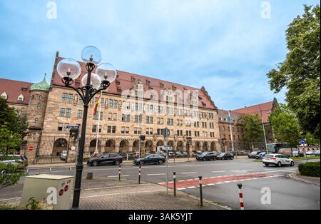 Nuremberg, Allemagne, 1er août 2023. Plan du palais de justice : mondialement célèbre pour son procès pour crimes de guerre. Le drapeau allemand ondule légèrement. Jour pluvieux. Banque D'Images