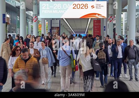 Milan, Italie. 12 avril 2025. Foule de visiteurs au Salone del Mobile 2025, Milan, 12 avril 2025 . (Photo de Gian Mattia D'Alberto/Lapresse) crédit : LaPresse/Alamy Live News Banque D'Images