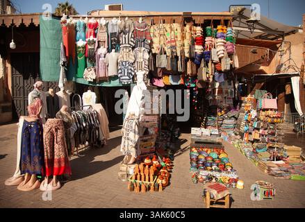 Stalle de vêtements marocains dans le souk Banque D'Images