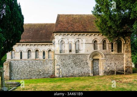 Église normande Saint-Nicolas du XIIe siècle à Barfeston. Construit avec silex sur la moitié inférieure et la pierre de Caen ci-dessus. Le côté nord avec sa porte remplie. Banque D'Images