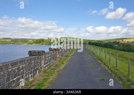 Sur le barrage principal du réservoir d'Usk dans le parc national de Brecon Beacons au pays de Galles. Banque D'Images