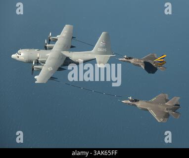 18 janvier 2013 - Naval Air Systems Command, Patuxent River (18 janvier 2013) deux variantes de porte-avions F-35 Lightning II ont effectué un ravitaillement aérien pour la première fois. Les pilotes d'essai Christopher Tabert et Dan Canin ont piloté respectivement des CF-1 et CF-2, avec un KC-130 de l'escadron 20 d'essais et d'évaluation aériens à la base aérienne navale de Patuxent River. C'était le premier ravitaillement aérien double pour le F-35C. La variante porte-avions F-35C du Lightning II se distingue des variantes F-35A et F-35B avec ses ailes plus grandes et son train d'atterrissage renforcé pour résister aux lancements de catapultes et à l'atterrissage sur pont impa Banque D'Images