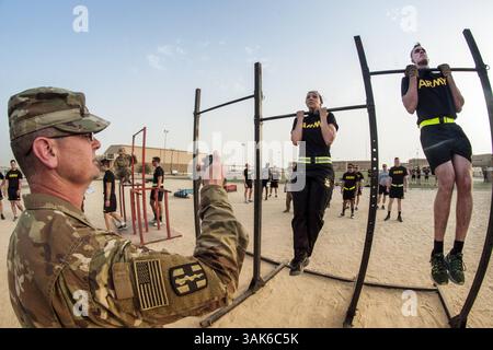 28 avril 2017 - Camp Arifjan, Koweït - cintres de bras. Les soldats participent au bras plié pendant les qualifications pour l'insigne de compétence militaire des forces armées allemandes au Camp Arifjan, Koweït, le 28 avril 2017. Les soldats sont affectés à des commandements dans l'ensemble du commandement central des États-Unis. Photo de l'armée par le sergent Christopher Bigelow. (Crédit image : © Christopher Bigelow/Army/DoD via ZUMA Wire/ZUMAPRESS.com) Banque D'Images