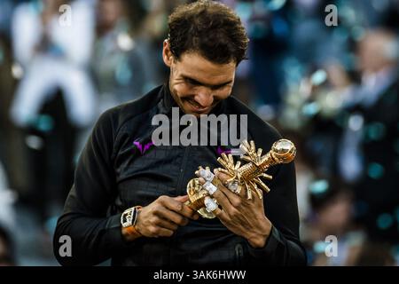 14 mai 2017 - Madrid, Madrid, Espagne - RAFAEL NADAL (ESP) lève le trophée après sa victoire contre Dominic Thiem (AUT) dans la finale du 'Mutua Madrid Open' 2017. Nadal a gagné 7 :6, 6 :4 (crédit image : © Matthias Oesterle via ZUMA Wire) Banque D'Images
