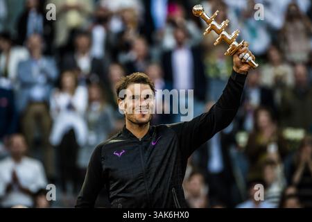 14 mai 2017 - Madrid, Madrid, Espagne - RAFAEL NADAL (ESP) lève le trophée après sa victoire contre Dominic Thiem (AUT) dans la finale du 'Mutua Madrid Open' 2017. Nadal a gagné 7 :6, 6 :4 (crédit image : © Matthias Oesterle via ZUMA Wire) Banque D'Images