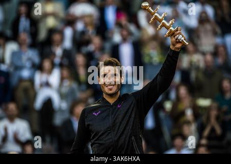 14 mai 2017 - Madrid, Madrid, Espagne - RAFAEL NADAL (ESP) lève le trophée après sa victoire contre Dominic Thiem (AUT) dans la finale du 'Mutua Madrid Open' 2017. Nadal a gagné 7 :6, 6 :4 (crédit image : © Matthias Oesterle via ZUMA Wire) Banque D'Images