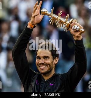 14 mai 2017 - Madrid, Madrid, Espagne - RAFAEL NADAL (ESP) lève le trophée après sa victoire contre Dominic Thiem (AUT) dans la finale du 'Mutua Madrid Open' 2017. Nadal a gagné 7 :6, 6 :4 (crédit image : © Matthias Oesterle via ZUMA Wire) Banque D'Images