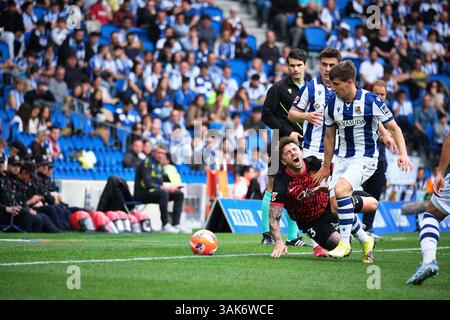 Donostia / San Sebastián, Gipuzkoa, Espagne - 12 avril 2025 : Pablo Maffeo du RCD Mallorca est entaché entre Aihen Muñoz et Ander Barrenetxea de la Real Sociedad dans le match Real Sociedad vs RCD Mallorca, qui fait partie des SPORTS LaLiga EA en Espagne, au stade Reale Arena. Crédit : Rubén Gil/Alamy Live News. Banque D'Images