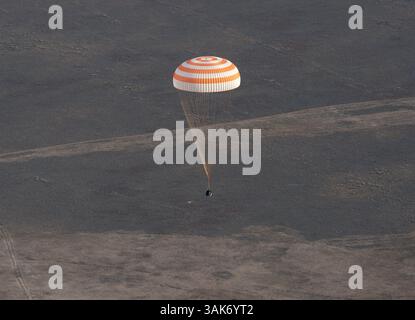 30 octobre 2016 - Zhezkazgan, Kazakhstan - le vaisseau russe Soyouz MS-01 se prépare à atterrir dans une région reculée le 30 octobre 2016 près de Zhezkazgan, Kazakhstan. La fusée transporte les 49 astronautes Kate Rubins, Takuya Onishi de l'Agence japonaise d'exploration aérospatiale, et le cosmonaute russe Anatoly Ivanishin de Roscosmos. (Crédit image : © Bill Ingalls/NASA via ZUMA Wire) Banque D'Images