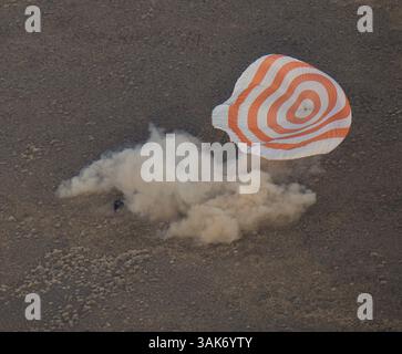 Le 30 octobre 2016 - Zhezkazgan, Kazakhstan - le vaisseau russe Soyouz MS-01 atterrit dans une région reculée le 30 octobre 2016 près de Zhezkazgan, Kazakhstan. La fusée transporte les 49 astronautes Kate Rubins, Takuya Onishi de l'Agence japonaise d'exploration aérospatiale, et le cosmonaute russe Anatoly Ivanishin de Roscosmos. (Crédit image : © Bill Ingalls/NASA via ZUMA Wire) Banque D'Images