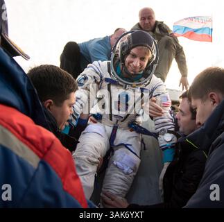 Le 30 octobre 2016 - Zhezkazgan, Kazakhstan - 49 L'astronaute Kate Rubins, membre d'équipage de la Station spatiale internationale de la NASA, est aidée à quitter le vaisseau Soyouz MS-01 après avoir atterri dans une région éloignée le 30 octobre 2016 près de Zhezkazgan, au Kazakhstan. Takuya Onishi de l'Agence japonaise d'exploration aérospatiale et Anatoly Ivanishin de Roscosmos étaient également à bord de la fusée. (Crédit image : © Bill Ingalls/NASA via ZUMA Wire) Banque D'Images