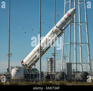 14 octobre 2016 - Chincoteague Island, États-Unis - la fusée Orbital ATK Antares, avec le vaisseau spatial Cygnus à bord, est levée en position verticale sur la rampe de lancement 0A de la NASA Wallops Flight Facility en préparation de sa prochaine mission de ravitaillement de fret vers la Station spatiale internationale le 14 octobre 2016 à Chincoteague Island, en Virginie. (Crédit image : © Bill Ingalls/NASA via ZUMA Wire) Banque D'Images