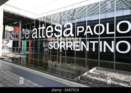 Milan, . 12 avril 2025. Milan, Italie Salone del Mobile 2025 la douce attente de Paolo Sorrentino installation artistique et conversation avec le public dans la photo : crédit : Agence photo indépendante / Alamy Live News Banque D'Images