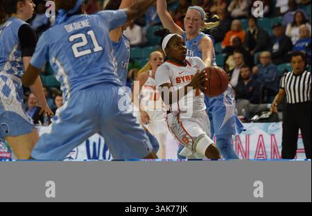 CONWAY, SC - MARS 02 : Alexis Peterson (1), garde orange de Syracuse, se dirige vers le panier pendant le match entre les Tarheels de Caroline du Nord et les Orange de Syracuse dans le tournoi féminin ACC le 2 mars 2017 au HTC Center de Conway, SC. William Howard/CSM(image de crédit : &copy ; William Howard/CSM via ZUMA Wire) Banque D'Images