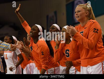CONWAY, SC - MARS 02 : le banc Syracuse célèbre après un panier fait pendant le match entre les Tarheels de Caroline du Nord et les Orange de Syracuse dans le tournoi féminin ACC le 2 mars 2017 au HTC Center de Conway, SC. William Howard/CSM(image de crédit : &copy ; William Howard/CSM via ZUMA Wire) Banque D'Images