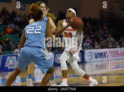 CONWAY, SC - MARS 02 : Brittney Sykes (20 ans), garde orange de Syracuse, se dirige vers le panier pendant le match entre les Tarheels de Caroline du Nord et les Orange de Syracuse dans le tournoi féminin ACC le 2 mars 2017 au HTC Center de Conway, SC. William Howard/CSM(image de crédit : &copy ; William Howard/CSM via ZUMA Wire) Banque D'Images