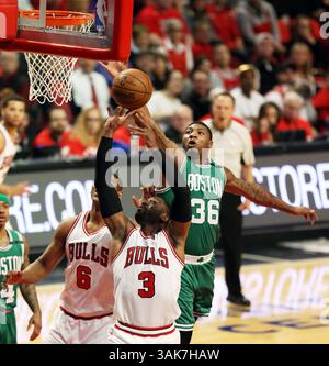 21 avril 2017 - Chicago, il, États-Unis - Dwyane Wade (3) des Bulls de Chicago tire et Marcus Smart (36) des Celtics de Boston font pression par derrière dans la première moitié du match 3 en quarts de finale de la Conférence de l'est au United Center à Chicago le vendredi 21 avril 2017. (Crédit image : © Terrence Antonio James/TNS via ZUMA Wire) Banque D'Images