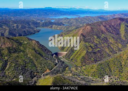 8 mars 2017 - Lac Berryessa, Californie, États-Unis - L'eau du lac Berryessa coule dans un déversoir vertical, attirant les touristes à voir ce qu'on appelle le Glory Hole. Berryessa, un réservoir à environ deux heures au nord de San Francisco, est formé par le barrage Monticello et dispose d'un déversoir de 72 pieds de large avec une chute verticale de plus de 200 pieds de profondeur. Lorsque le lac se remplit, l'excès d'eau se déverse dans le tuyau et sort de la base du barrage. (Crédit image : © Ken Cantrell/ZUMA Wire/ZUMAPRESS.com) Banque D'Images