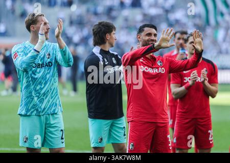 Allemagne. 12 avril 2025. Fussball 1. Bundesliga 29. Spieltag Borussia Moenchengladbach - SC Freiburg am 12.04.2025 im Borussia-Park in Moenchengladbach Vincenzo Grifo ( Freiburg ) feiert den SIEG mit den fans la réglementation DFL interdit toute utilisation de photographies comme séquences d'images et/ou quasi-vidéo. Foto : Revierfoto crédit : ddp Media GmbH/Alamy Live News Banque D'Images