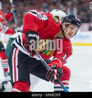 12 mars 2017 : Chicago, Illinois, États-Unis - Blackhawk #OOO et Wild #OOO en action lors du match de la Ligue nationale de hockey entre les Blackhawks de Chicago et le Wild du Minnesota au United Center à Chicago, Illinois. (Image de crédit : &copy ; Mike Wulf/CSM via ZUMA Wire) Banque D'Images