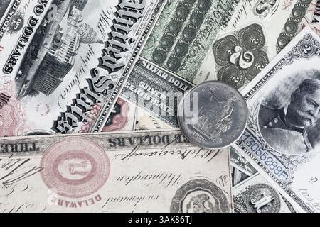 Dollars américains de papier greenback et certificats d'argent avec fond de pièces de dollars en argent Banque D'Images