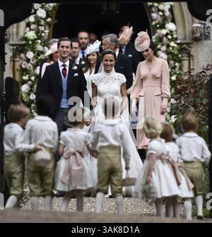 20 mai 2017 - Englefield, GRANDE-BRETAGNE - Pippa Middleton, centre et James Matthews Smile, après leur mariage à l'église St Mark d'Englefield, Angleterre le samedi 20 mai 2017. Middleton, la sœur de Kate, duchesse de Cambridge, a épousé le gestionnaire de fonds spéculatifs James Matthews dans une cérémonie samedi où sa nièce et neveu le prince George et la princesse Charlotte étaient dans la fête de mariage, avec sœur Kate et les princes Harry et William. (Crédit image : © Prensa Internacional via ZUMA Wire) Banque D'Images