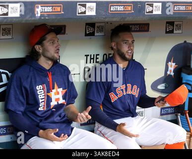 9 avril 2017 : Jake Marisnick (6 ans) et George Springer (4 ans), joueur du centre des Astros de Houston, dans la dugout avant le début du match MLB entre les Royals de Kansas City et les Astros de Houston au minute Maid Park à Houston, Texas. John Glaser/CSM. (Image de crédit : &copy ; John Glaser/CSM via ZUMA Wire) Banque D'Images