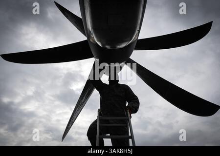 6 mars 2017 - base aérienne de Kadena, Okinawa, Japon - Tech. Le Sgt Rainier Howard, chef d'équipage du 374e Escadron de maintenance d'aéronefs, effectue l'inspection avant vol d'un C-130J Super Hercules à la base aérienne de Kadena, au Japon. Il s'agit du premier C-130J affecté aux Forces aériennes du Pacifique. Yokota est le principal centre de transport aérien du Pacifique occidental pour les opérations de temps de paix et de contingence de l'US Air Force. Les missions comprennent la terre aérienne tactique, le largage aérien, l'évacuation aéromédicale, les opérations spéciales et le transport aérien de visiteurs distingués. (Image de crédit : © Michael Smith/U.S. Air Force/DOD/ZUMAPRESS.com) Banque D'Images