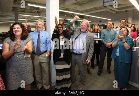 10 avril 2017 - Doral, FL, États-Unis - la salle de rédaction du Miami Herald réagit à la première des deux récompenses Pulitzer annoncées le lundi 10 avril 2017. De gauche à droite, Aminda marques Gonzalez, rédactrice en chef et vice-présidente du Herald, Rick Hirsch, rédactrice en chef, Nancy Ancrum, rédactrice en chef de la page éditoriale, Jim Morin, caricaturiste politique, Alex Villoch, président et éditeur, Casey Frank, rédacteur en chef des rapports d'investigation, et Nicholas Nehamas, journaliste d'investigation. (Crédit image : © Emily Michot/TNS via ZUMA Wire) Banque D'Images