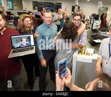 10 avril 2017 - Doral, FL, États-Unis - Aminda marques Gonzalez, rédactrice en chef et vice-présidente du Miami Herald, embrasse Nicholas Nehamas après l'annonce de la victoire des Panama Papers d'un prix Pulitzer, comme le journaliste Jim Wyss, membre du Panama Papers, via Skype, de Bogota, à gauche, Alex Villoch, président et éditeur, et Casey Frank, éditeur de rapports d'enquête, regardez. (Crédit image : © Emily Michot/TNS via ZUMA Wire) Banque D'Images