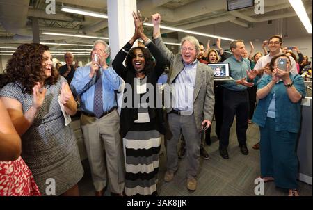 10 avril 2017 - Doral, FL, États-Unis - la salle de rédaction du Miami Herald réagit à la première des deux récompenses Pulitzer annoncées le lundi 10 avril 2017. De gauche à droite, Aminda marques Gonzalez, rédactrice en chef et vice-présidente du Herald, Rick Hirsch, rédactrice en chef, Nancy Ancrum, rédactrice en chef de la page éditoriale, Jim Morin, caricaturiste politique, Alex Villoch, président et éditeur, Casey Frank, rédacteur en chef des rapports d'investigation, et Nicholas Nehamas, journaliste d'investigation. (Crédit image : © Emily Michot/TNS via ZUMA Wire) Banque D'Images