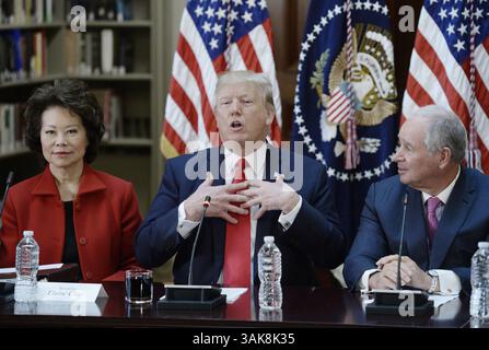 11 avril 2017 - Washington, District of Columbia, États-Unis d'Amérique - le président des États-Unis Donald Trump accompagné de la secrétaire américaine aux Transports Elaine Chao, à gauche, et Stephen A. Schwarzman, président, PDG et co-fondateur de Blackstone, à droite, s'exprime lors d'une discussion stratégique et politique avec les PDG de la bibliothèque du département d'État dans le bâtiment du bureau exécutif Eisenhower (EEOB) à Washington, DC, le 11 avril 2017..crédit : Olivier Douliery / Pool via CNP (crédit : © Olivier Douliery Wire via CNP) Banque D'Images