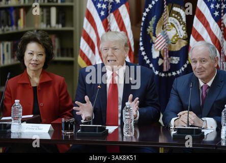 11 avril 2017 - Washington, District of Columbia, États-Unis - le président des États-Unis Donald Trump accompagné de la secrétaire américaine aux Transports Elaine Chao, à gauche, et Stephen A. Schwarzman, président, PDG et co-fondateur de Blackstone, à droite, prend la parole lors d'une discussion stratégique et politique avec les PDG de la bibliothèque du département d'État dans le bâtiment du bureau exécutif d'Eisenhower (EEOB) à Washington. (Crédit image : © Olivier Douliery/CNP via ZUMA Wire) Banque D'Images