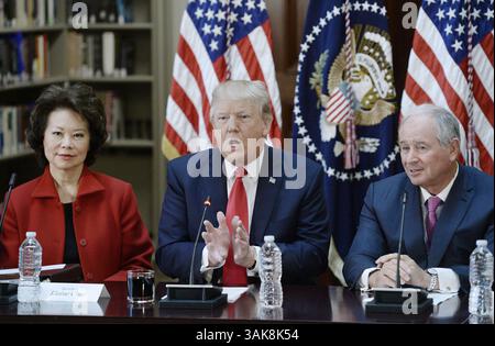 11 avril 2017 - Washington, District of Columbia, États-Unis d'Amérique - le président des États-Unis Donald Trump accompagné de la secrétaire américaine aux Transports Elaine Chao, à gauche, et Stephen A. Schwarzman, président, PDG et co-fondateur de Blackstone, à droite, s'exprime lors d'une discussion stratégique et politique avec les PDG de la bibliothèque du département d'État dans le bâtiment du bureau exécutif Eisenhower (EEOB) à Washington, DC, le 11 avril 2017..crédit : Olivier Douliery / Pool via CNP (crédit : © Olivier Douliery Wire via CNP) Banque D'Images