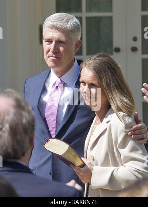 10 avril 2017 - Washington, District of Columbia, États-Unis d'Amérique - le juge adjoint de la Cour suprême des États-Unis Neil Gorsuch et son épouse Louise, à la suite de la cérémonie de serment d'office dans la roseraie de la Maison Blanche à Washington, DC, le lundi 10 avril 2017..crédit : Ron Sachs / CNP. (Crédit image : © Ron Sachs/CNP via ZUMA Wire) Banque D'Images
