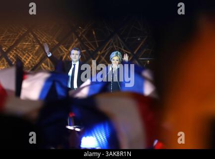 7 mai 2017 - Paris, FRANCE - le président nouvellement élu, EMMANUEL MACRON, et son épouse, BRIGITTE TROGNEUX, font signe à une foule de sympathisants au Louvre à Paris. Macron remporte la présidence sur le leader nationaliste M. le Pen. (Crédit image : © Maya Vidon-White via ZUMA Wire) Banque D'Images