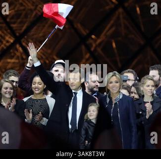 7 mai 2017 - Paris, FRANCE - le président nouvellement élu, EMMANUEL MACRON, et son épouse, BRIGITTE TROGNEUX, font signe à une foule de sympathisants au Louvre. Macron a remporté la présidence sur la leader nationaliste Marine le Pen. (Crédit image : © Maya Vidon-White via ZUMA Wire) Banque D'Images