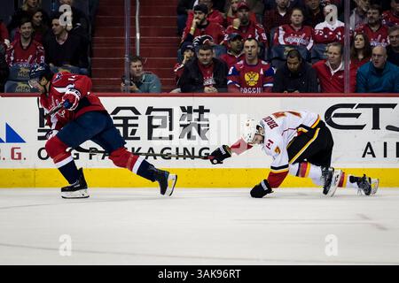 21 mars 2017 : le défenseur des Flames TJ Brodie (7 ans) tombe sur la glace après avoir été frappé par Justin Williams (14 ans), l'aile droite des Capitals de Washington, lors du match opposant les Flames de Calgary et les Capitals de Washington au Verizon Center à Washington, District de Columbia. Scott Taetsch/CSM(image de crédit : &copy ; Scott Taetsch/CSM via ZUMA Wire) Banque D'Images