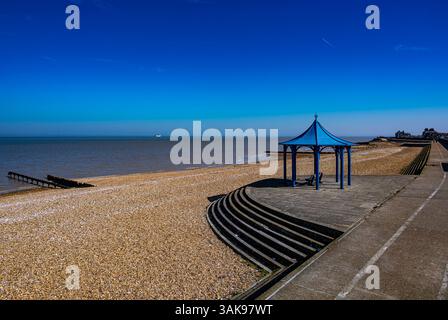 Le Pavillon Bleu sur la promenade Sheerness, île de Sheppey, au début du printemps Banque D'Images