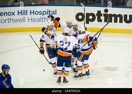 22 mars 2017 : Andrew Ladd (16 ans), l'aile gauche des Islanders de New York, célèbre John Tavares (91 ans) et Anders Lee (27 ans) après avoir marqué le but gagnant lors du match entre les Rangers de New York et les Islanders de New York au Madison Square Garden à Manhattan, New York. Les Islanders de New York battent les Rangers de New York 3-2. Crédit obligatoire : Kostas Lymperopoulos/CSM (crédit image : &copy ; Kostas Lymperopoulos/CSM via ZUMA Wire) Banque D'Images