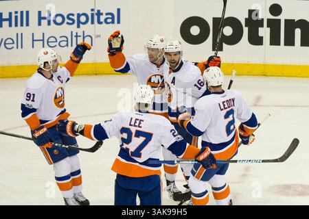 22 mars 2017 : Andrew Ladd (16 ans), l'aile gauche des Islanders de New York, célèbre John Tavares (91 ans) et Anders Lee (27 ans) après avoir marqué le but gagnant lors du match entre les Rangers de New York et les Islanders de New York au Madison Square Garden à Manhattan, New York. Les Islanders de New York battent les Rangers de New York 3-2. Crédit obligatoire : Kostas Lymperopoulos/CSM (crédit image : &copy ; Kostas Lymperopoulos/CSM via ZUMA Wire) Banque D'Images